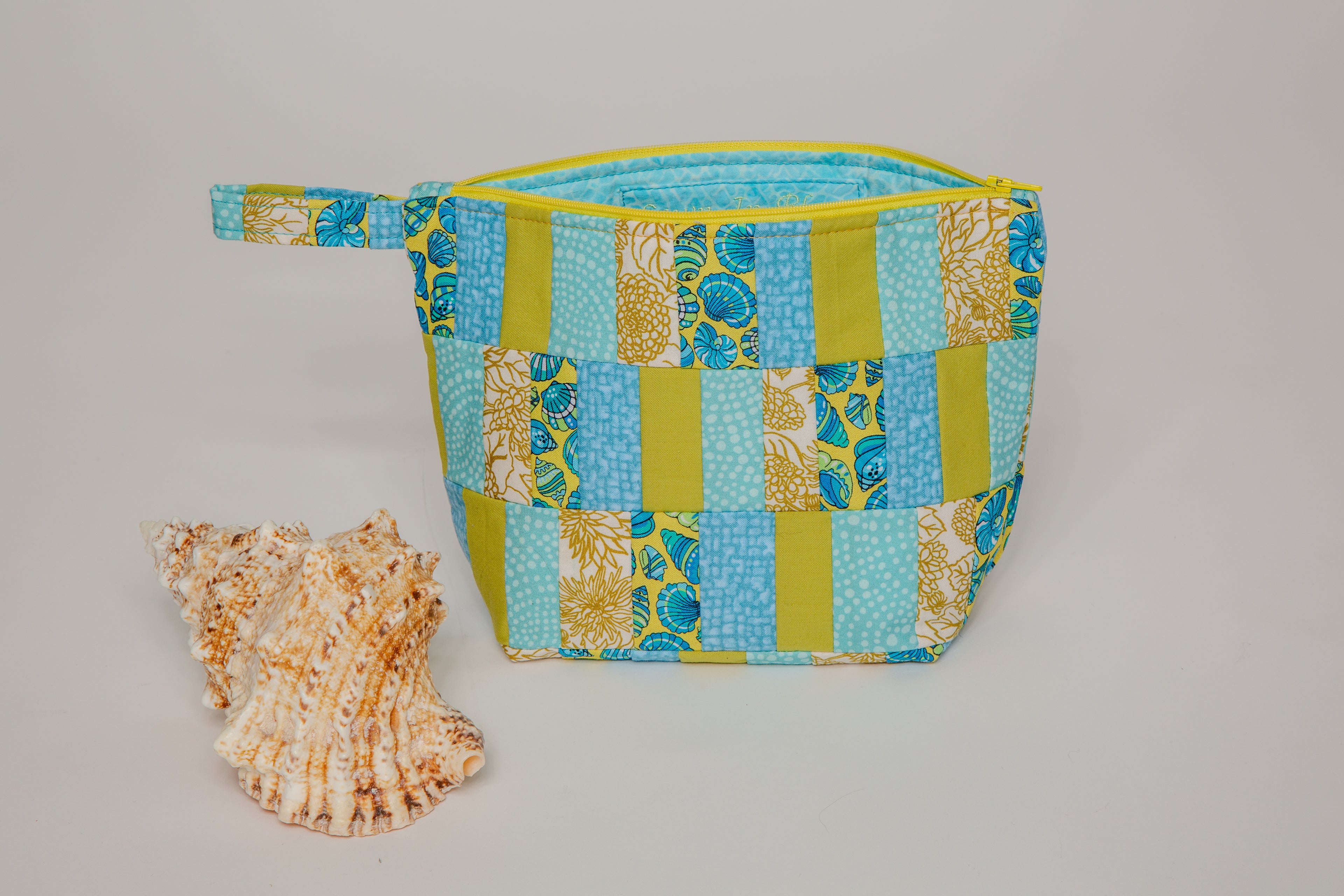 Ocean Seashell Medium Basics Bag