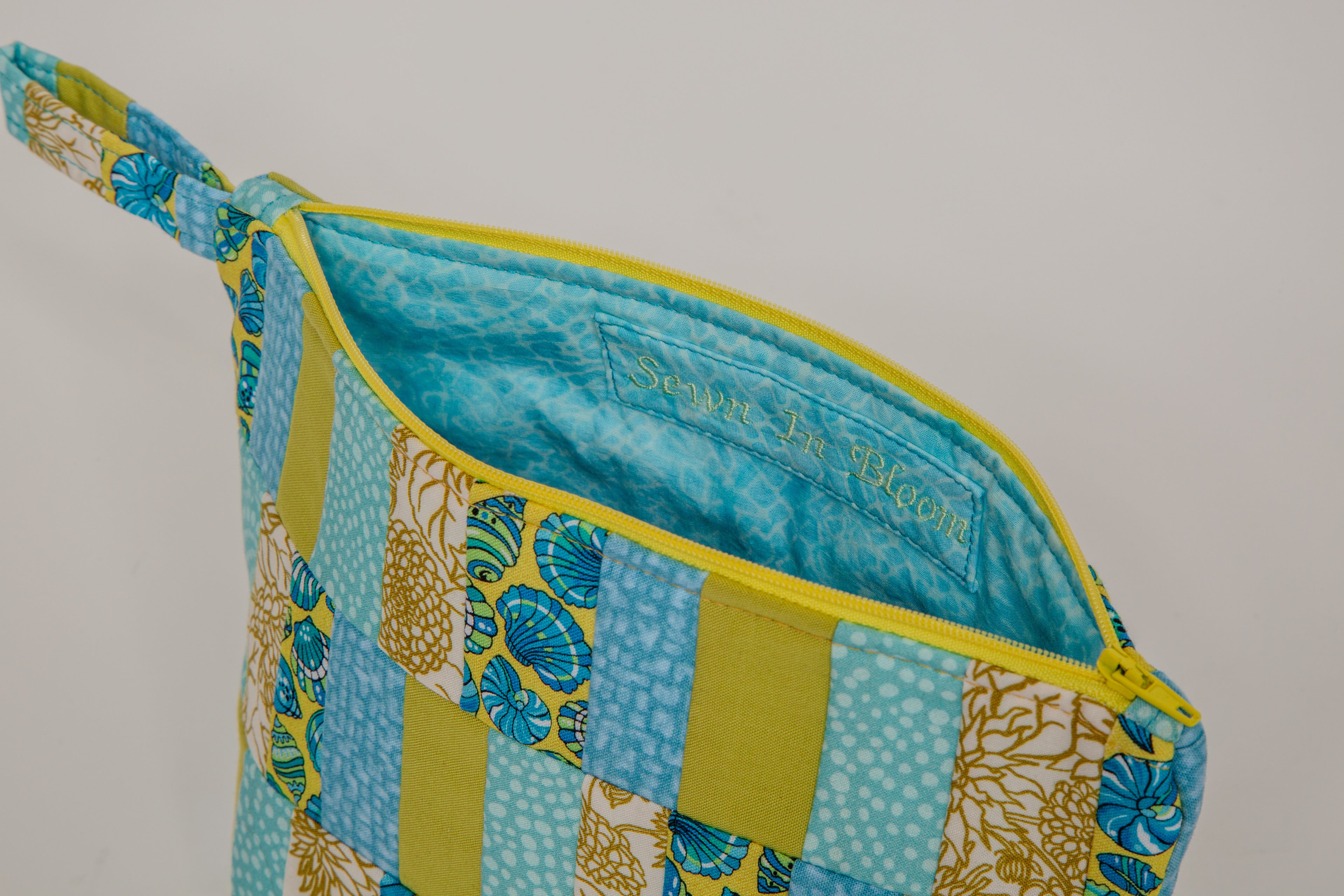 Ocean Seashell Medium Basics Bag